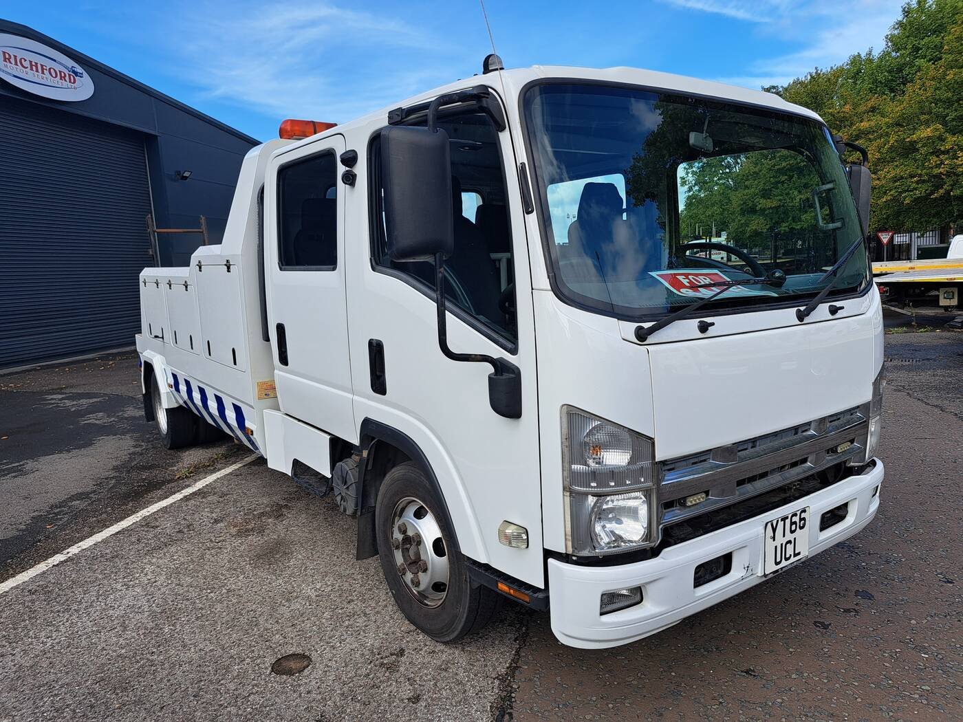 ISUZU N75 Crew Cab – 7.5 Tonne 4x2 &mdash; photograph 3 of 7