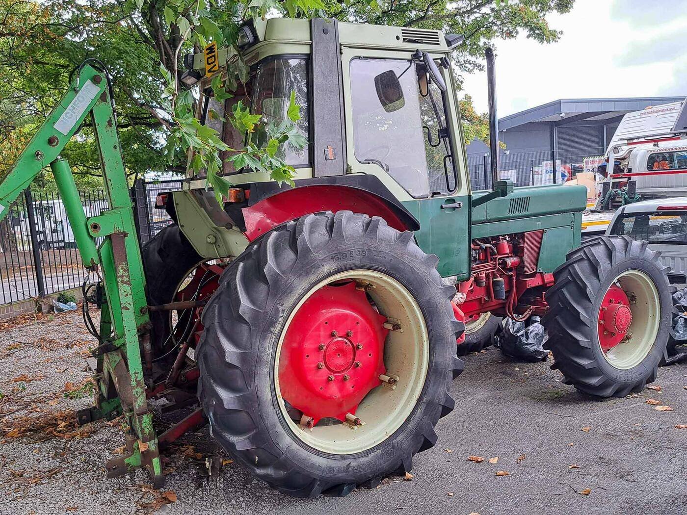 International 4x4 Tractor &mdash; photograph 1 of 3
