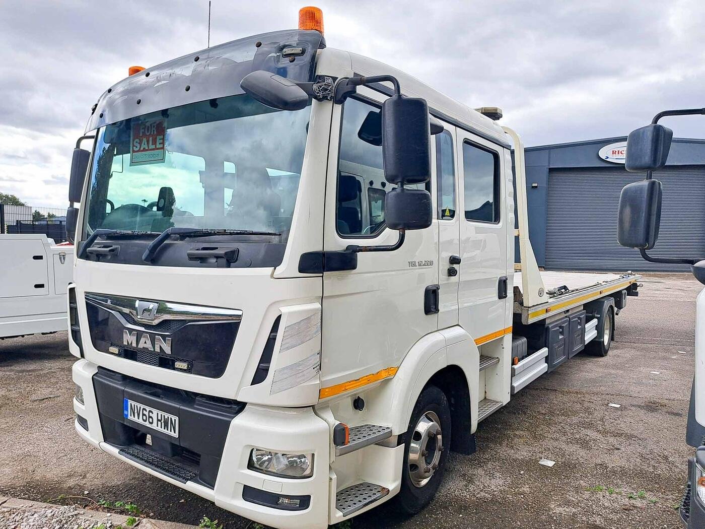Choice of 4 – MAN 12.220 Crew Cab (12 Tonne 4x2 Auto) &mdash; photograph 6 of 6