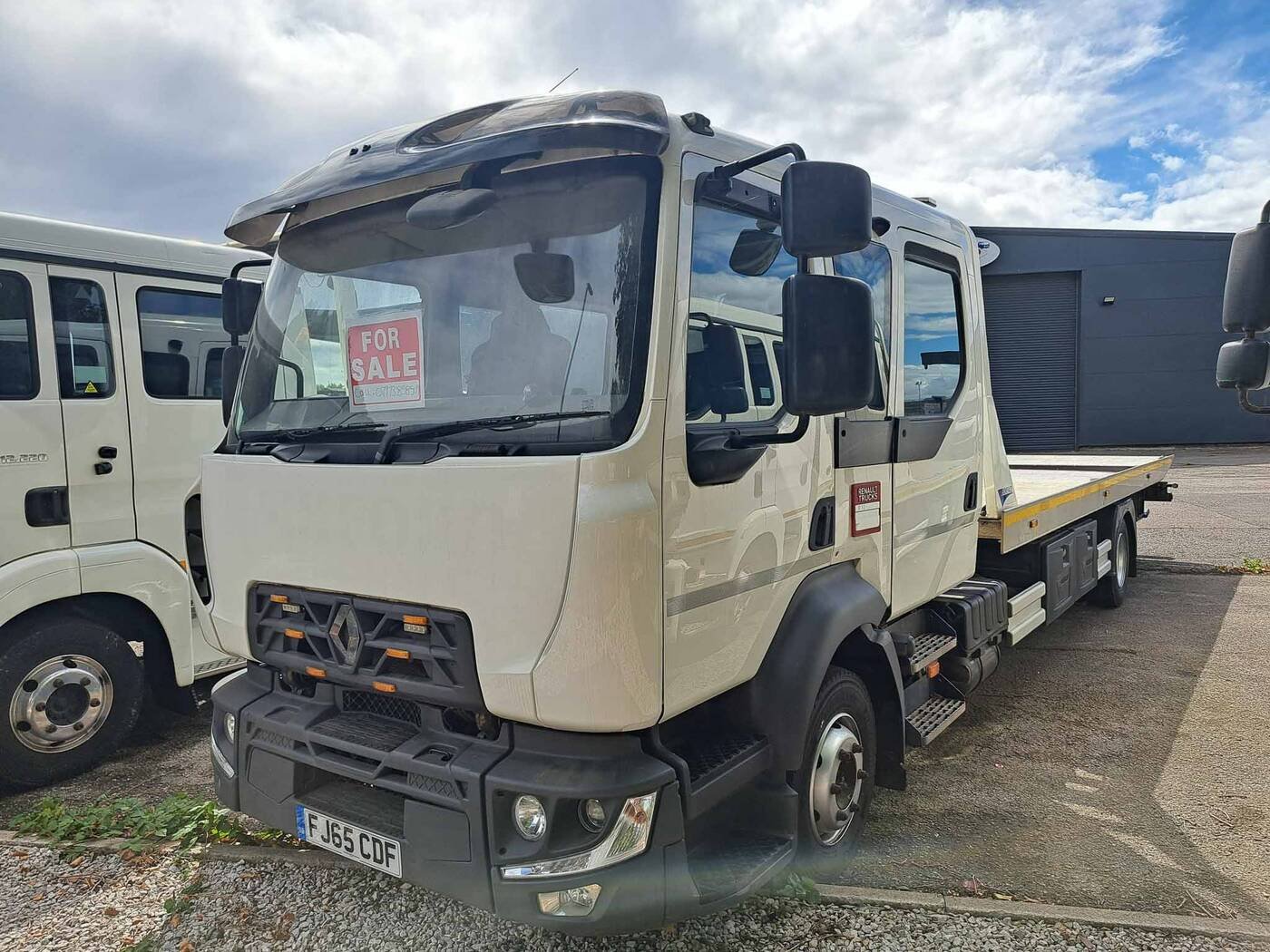 Renault Midlum D12-220 Crew Cab (2015) &mdash; photograph 5 of 8