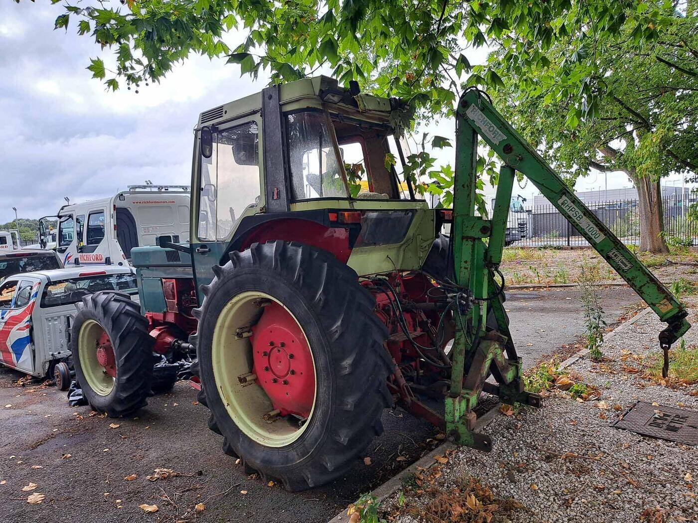 International 4x4 Tractor &mdash; photograph 3 of 3