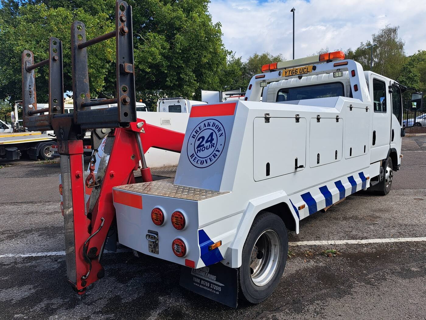 ISUZU N75 Crew Cab – 7.5 Tonne 4x2 &mdash; photograph 5 of 7