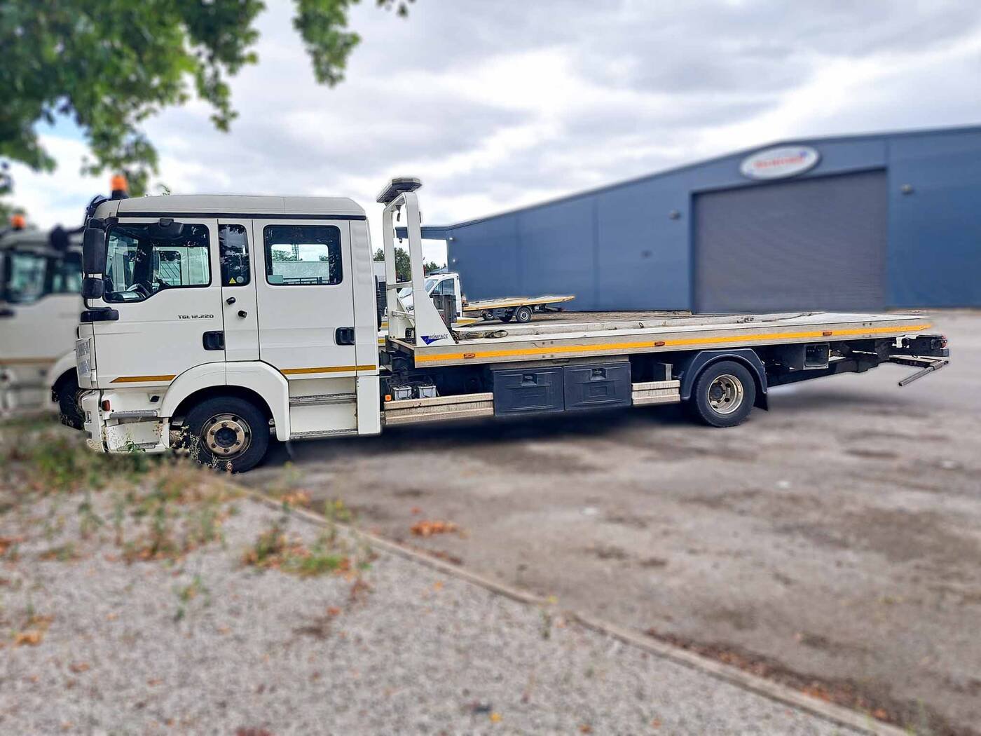 Choice of 3 – MAN TGL 12.220 Crew Cab (2016, 12 Tonne 4x2 Auto) &mdash; photograph 3 of 7