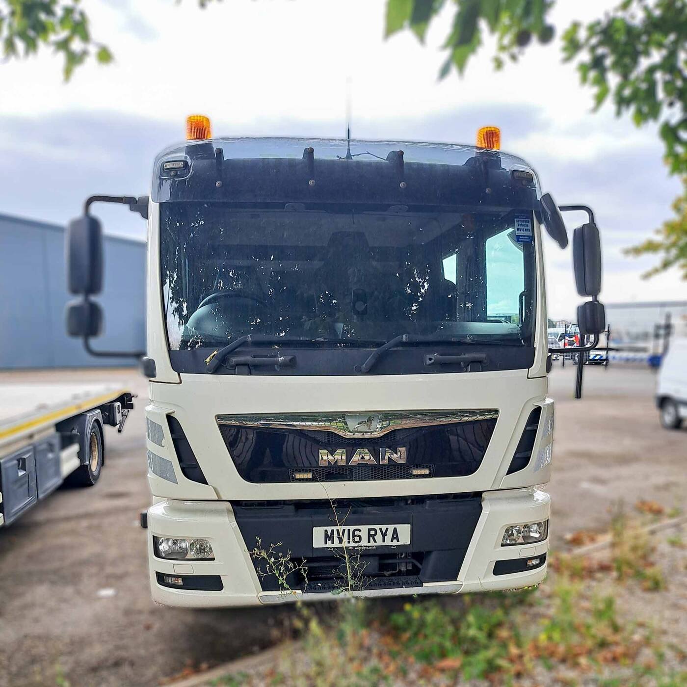 Choice of 3 – MAN TGL 12.220 Crew Cab (2016, 12 Tonne 4x2 Auto) &mdash; photograph 4 of 7