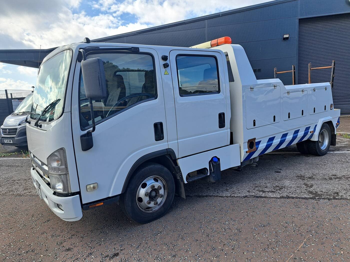 ISUZU N75 Crew Cab – 7.5 Tonne 4x2 &mdash; photograph 1 of 7
