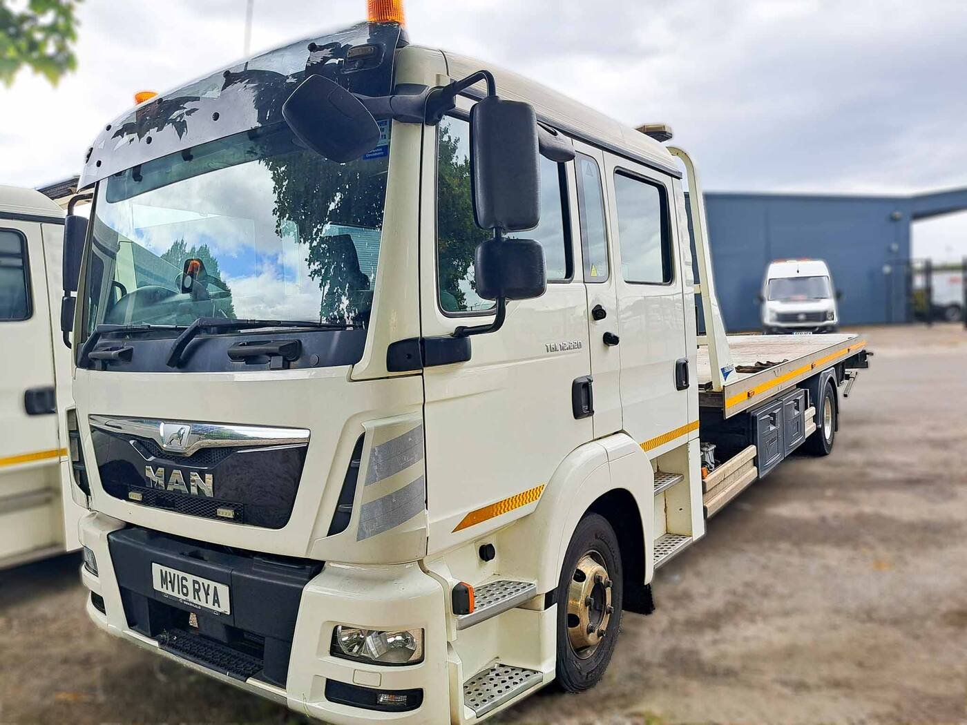 MAN TGL 12.220 Crew Cab (2016, 12 Tonne 4x2 Auto), photograph 2 of 7